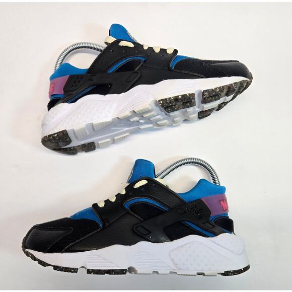 NIKE HUARACHE RUN GS E YOUTH SIZE 5.5 Y BLACK PHOTO BLUE RECYCLED DR0166 001 - Picture 1 of 7